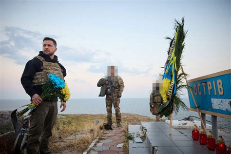 Zelenskyy hails Ukraine’s soldiers from a symbolic Black Sea island to mark 500 days of war